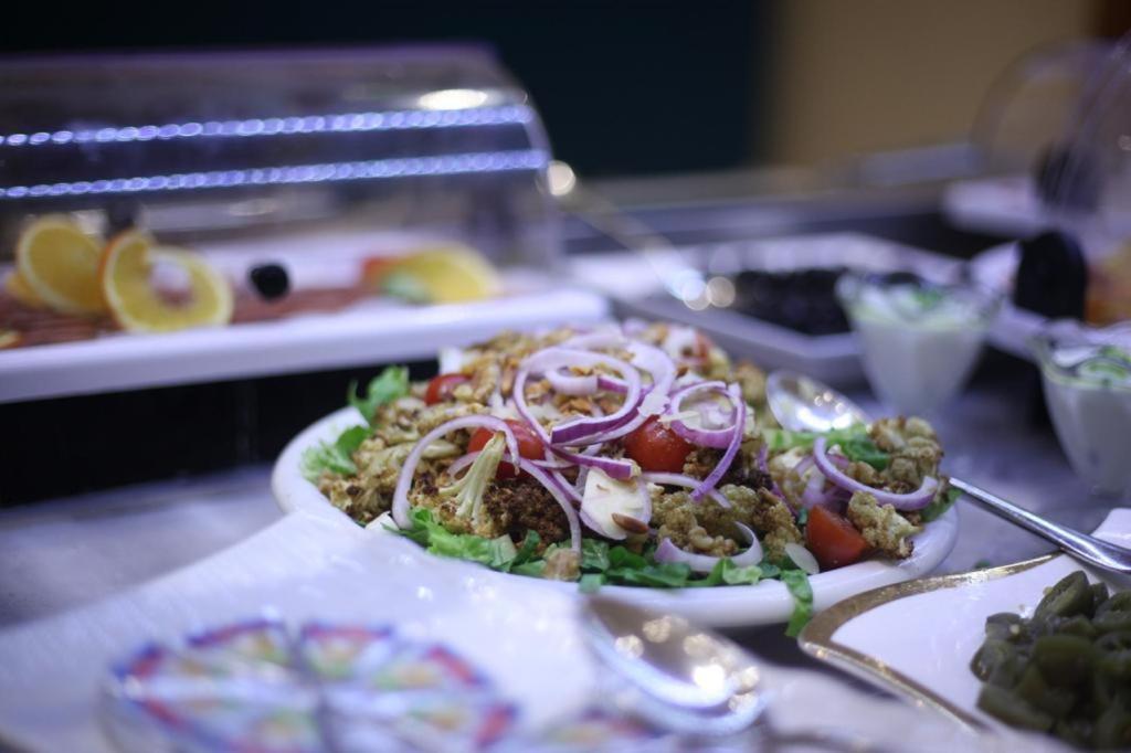 Holiday Suites Al Azizia Μέκκα Εξωτερικό φωτογραφία A plate of tabouleh salad