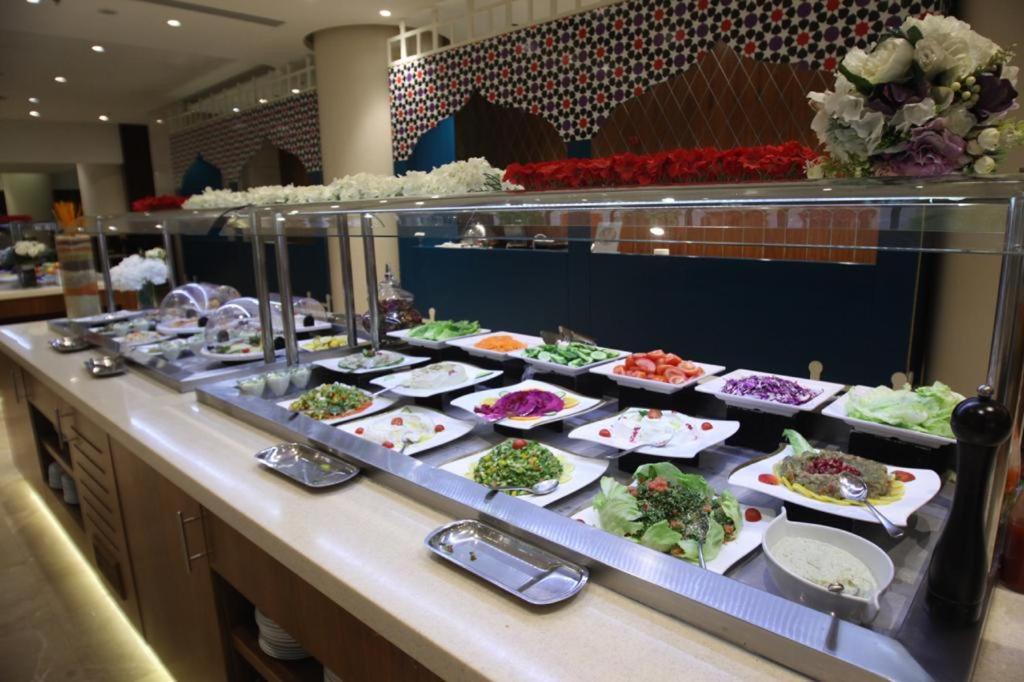Holiday Suites Al Azizia Μέκκα Εξωτερικό φωτογραφία A buffet at a luxury hotel in Antalya, Turkey