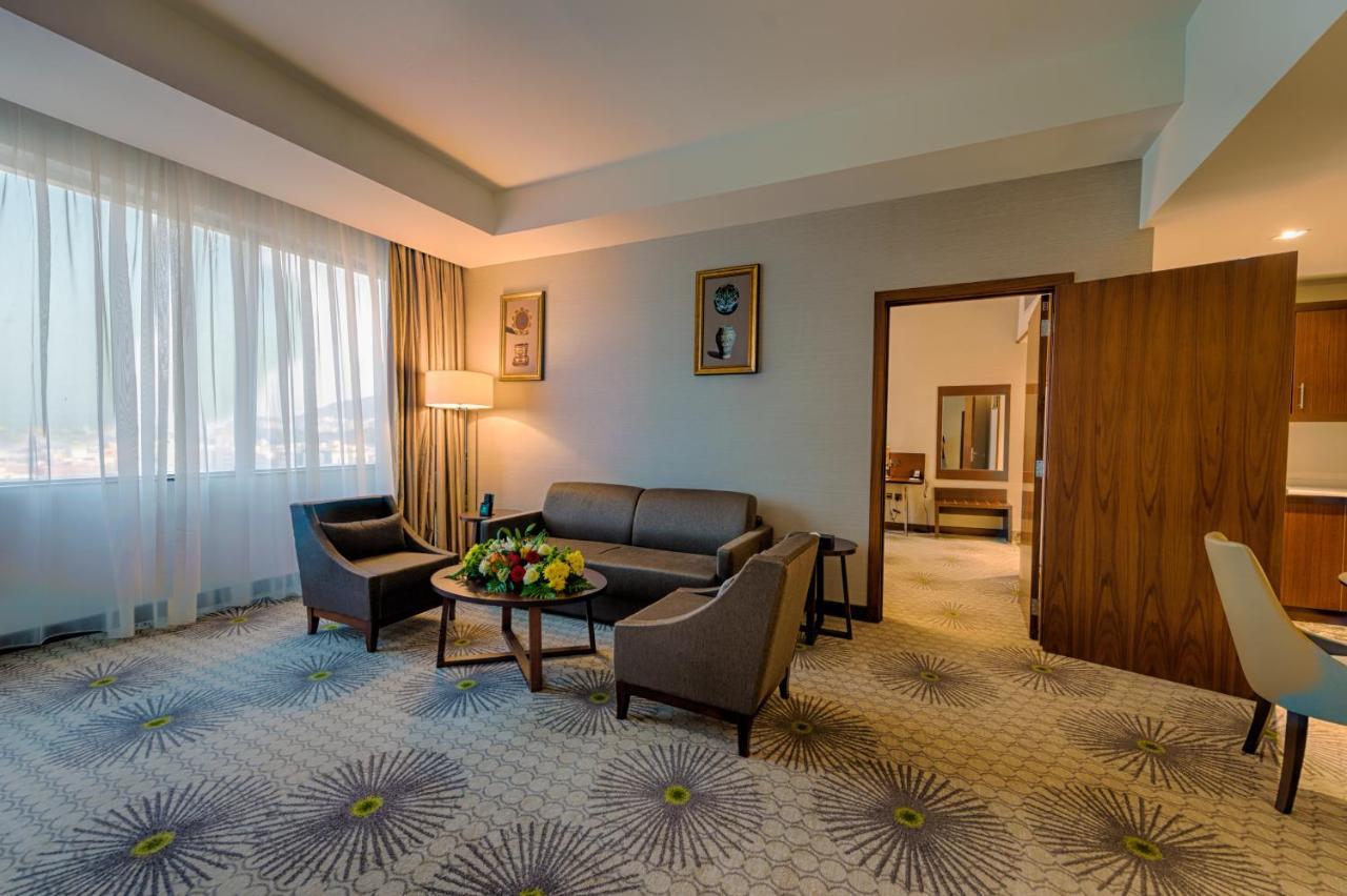 Holiday Suites Al Azizia Μέκκα Εξωτερικό φωτογραφία A room at the hotel