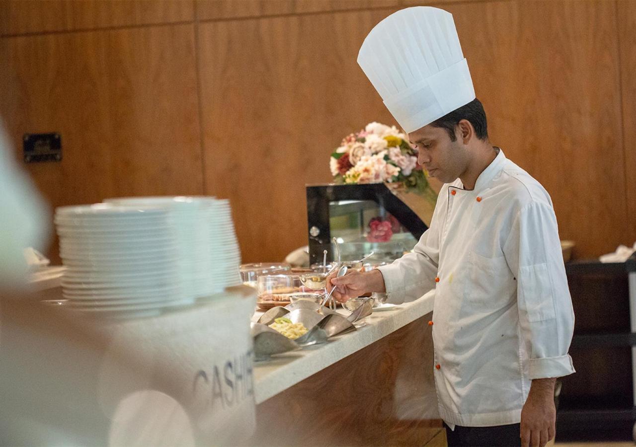 Holiday Suites Al Azizia Μέκκα Εξωτερικό φωτογραφία A chef preparing food at a buffet