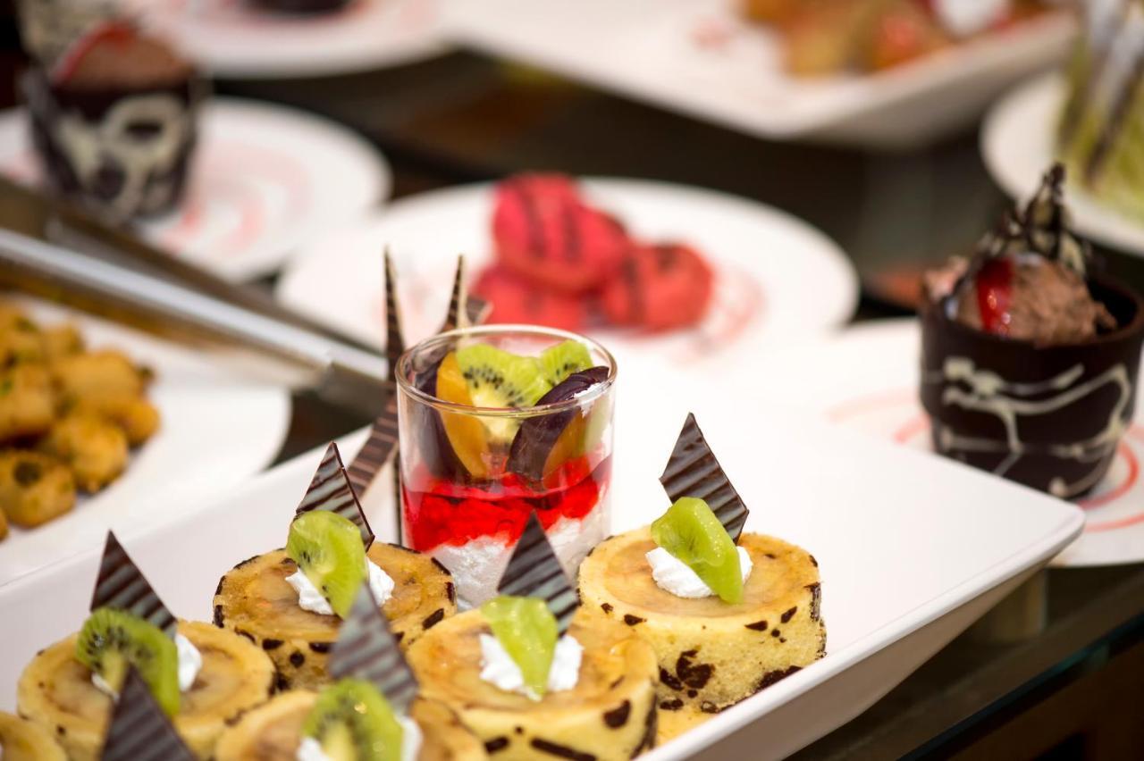 Holiday Suites Al Azizia Μέκκα Εξωτερικό φωτογραφία A buffet at a luxury hotel