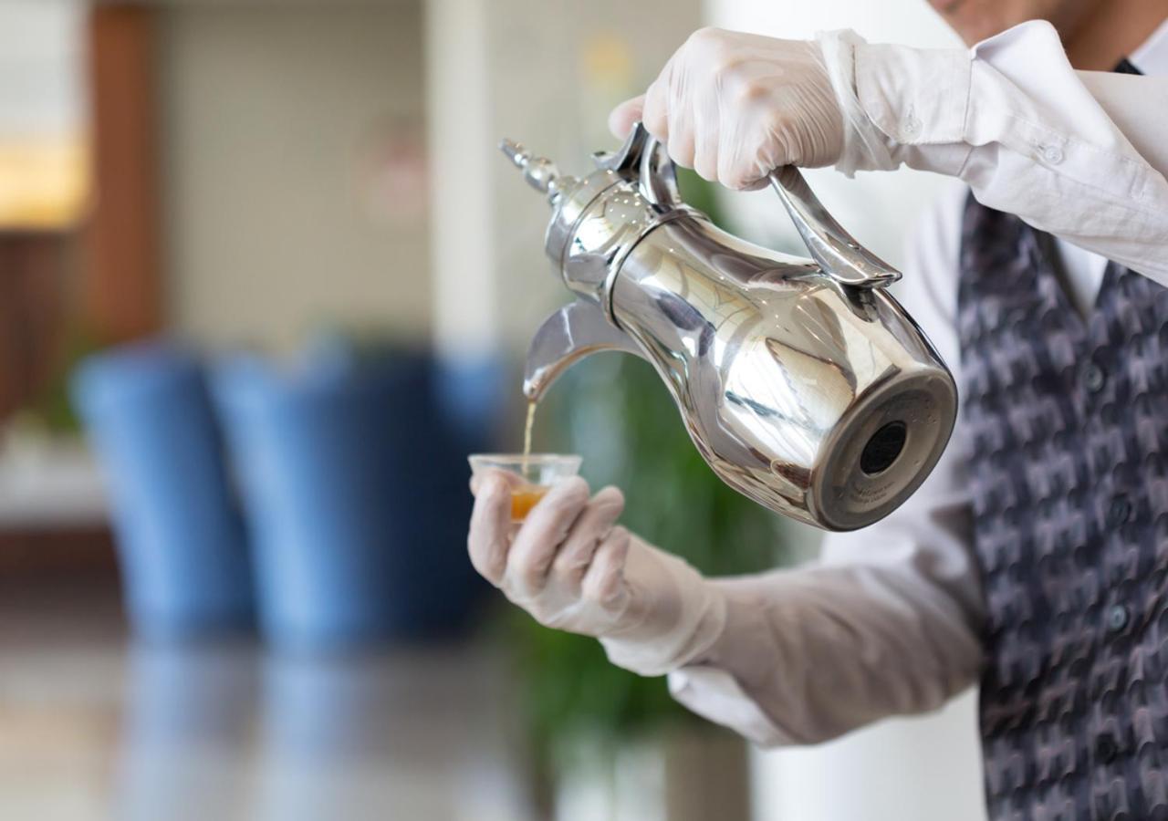 Holiday Suites Al Azizia Μέκκα Εξωτερικό φωτογραφία Coffee being served in a traditional way.