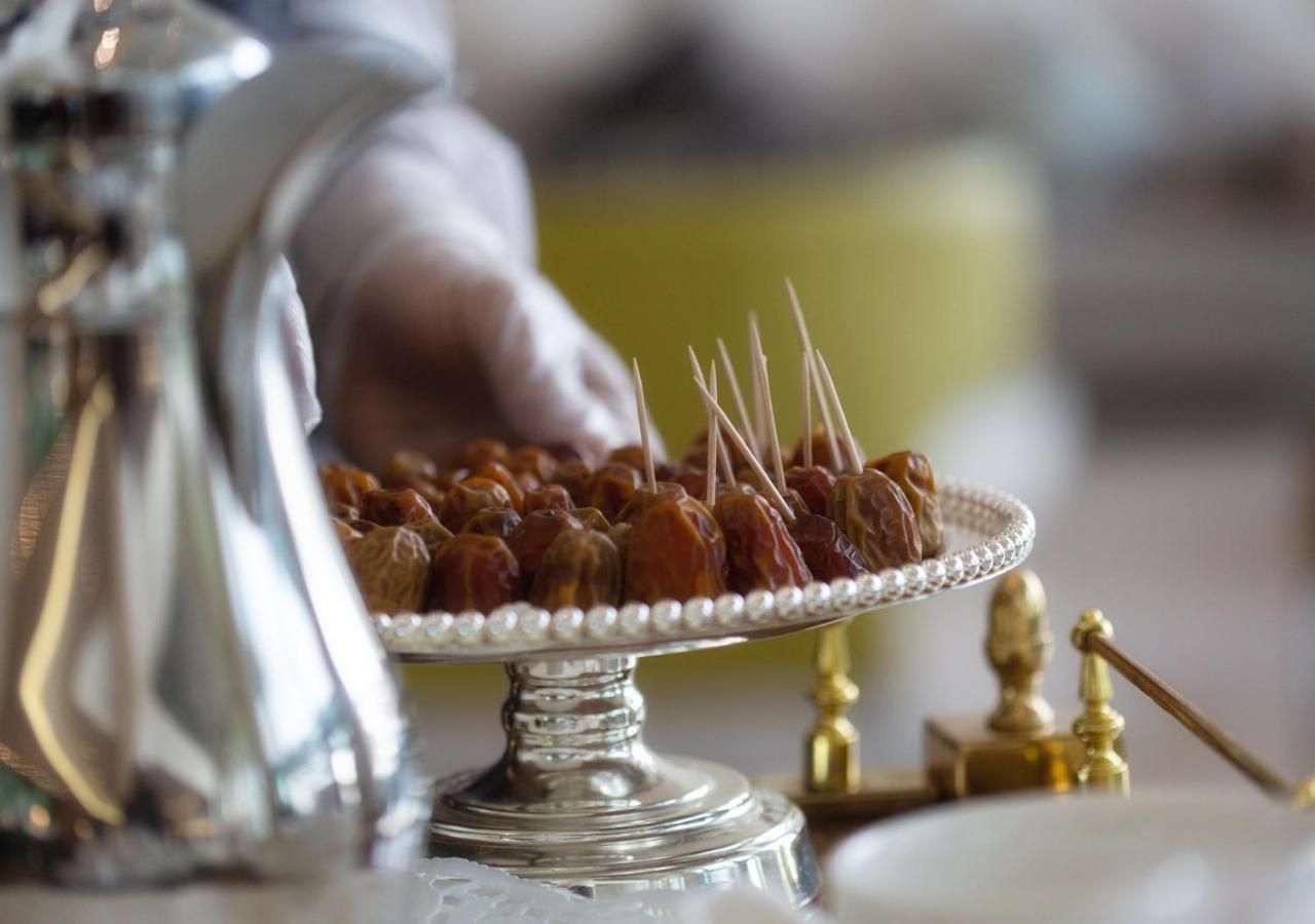 Holiday Suites Al Azizia Μέκκα Εξωτερικό φωτογραφία Dates are a traditional food in the Middle East.