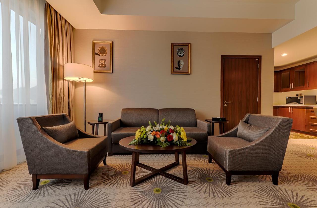 Holiday Suites Al Azizia Μέκκα Εξωτερικό φωτογραφία A living room in a hotel