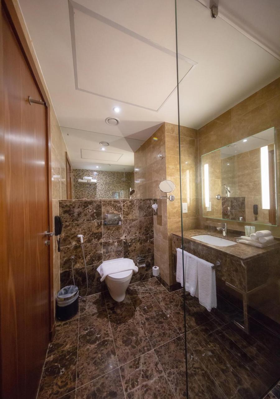 Holiday Suites Al Azizia Μέκκα Εξωτερικό φωτογραφία A bathroom at the hotel