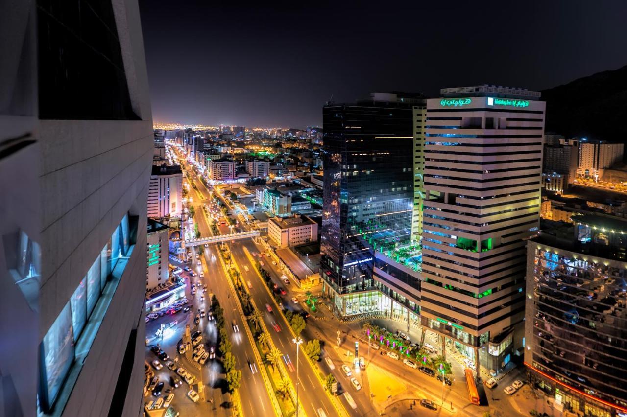 Holiday Suites Al Azizia Μέκκα Εξωτερικό φωτογραφία The city of Karachi at night.