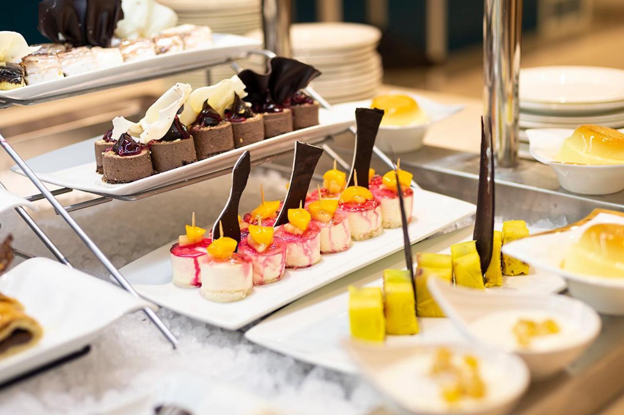 Holiday Suites Al Azizia Μέκκα Εξωτερικό φωτογραφία A buffet at a luxury hotel