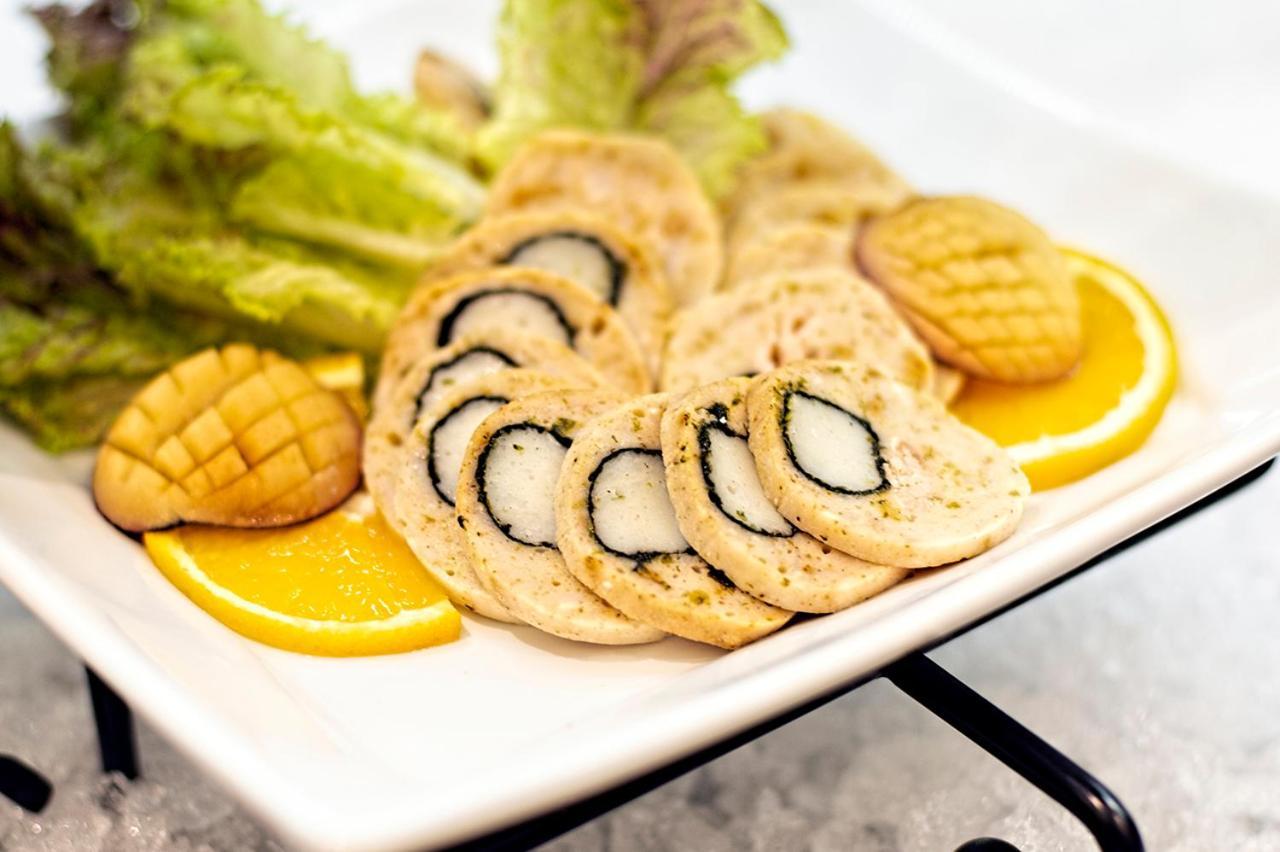 Holiday Suites Al Azizia Μέκκα Εξωτερικό φωτογραφία A plate of baked almond cookies