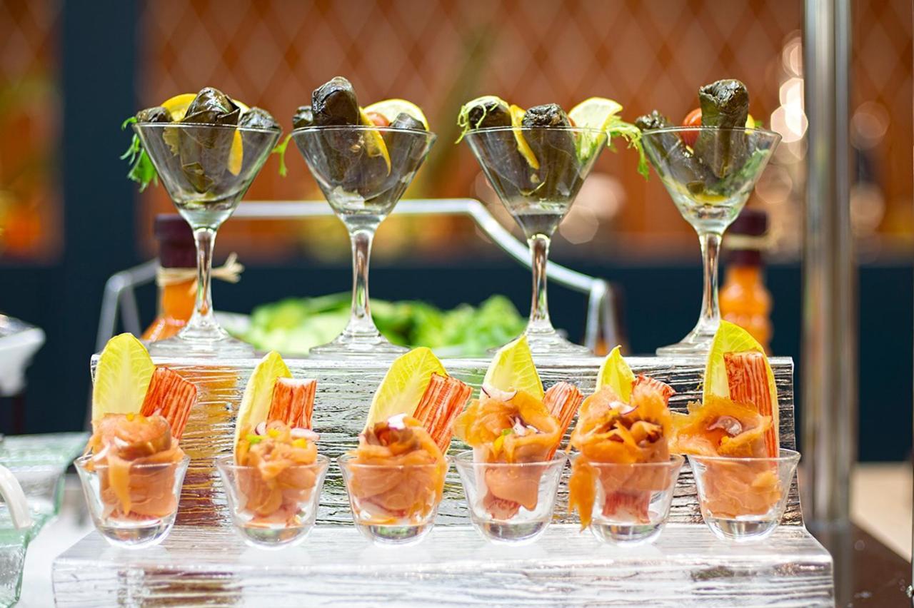 Holiday Suites Al Azizia Μέκκα Εξωτερικό φωτογραφία Apéritif at a buffet